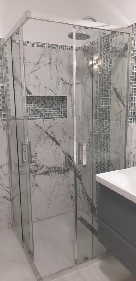 Aqua West Apartment Free Parking- Self Check-In Oradea Dış mekan fotoğraf