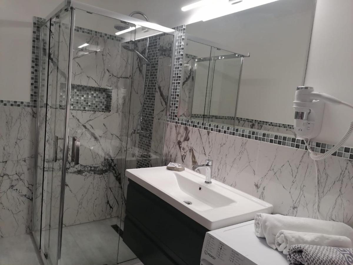 Aqua West Apartment Free Parking- Self Check-In Oradea Dış mekan fotoğraf